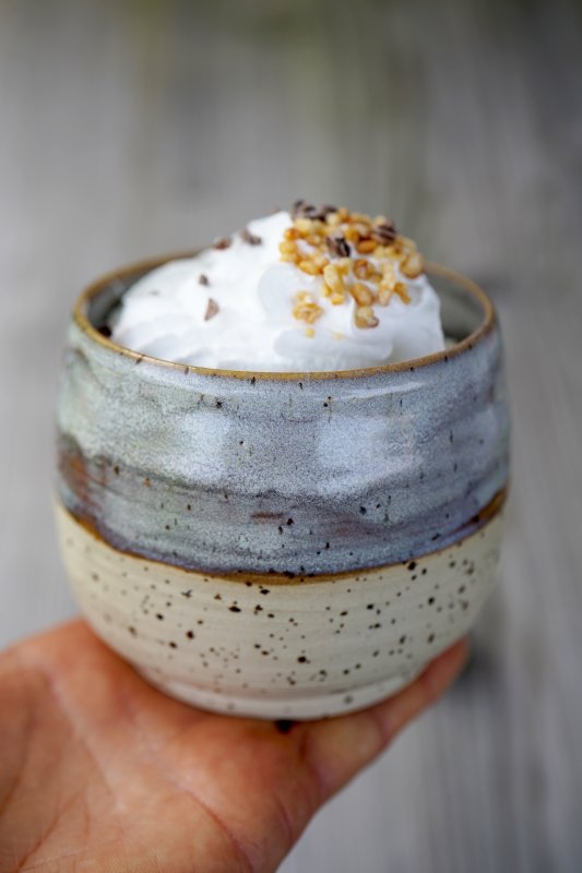 Keramik Mocca Kaffee Becher handgetöpfert - Grau Blau mit natürlichen Sprengeln